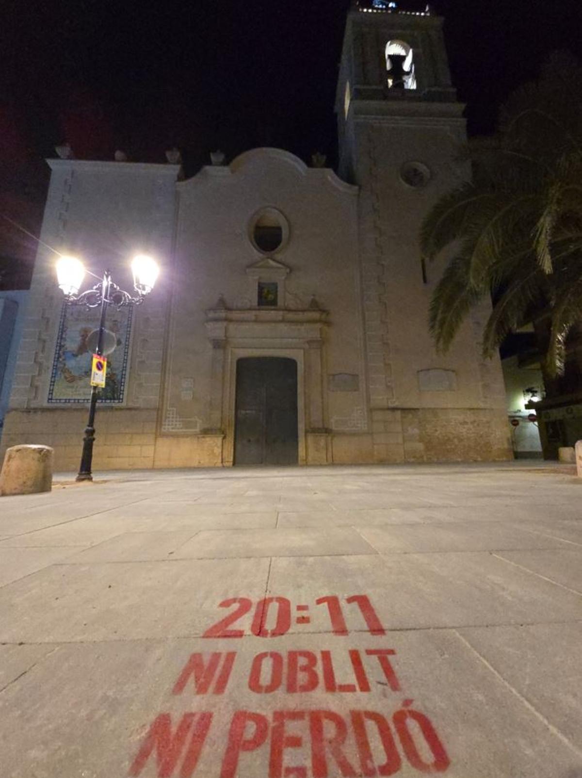 La plaza de la iglesia de Paiporta, con las pintadas.