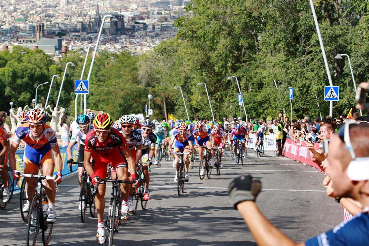 Els ciclistes reclamen per a Montjuïc una xarxa que transcendeixi a un sol carril per anar a l’Estadi Olímpic