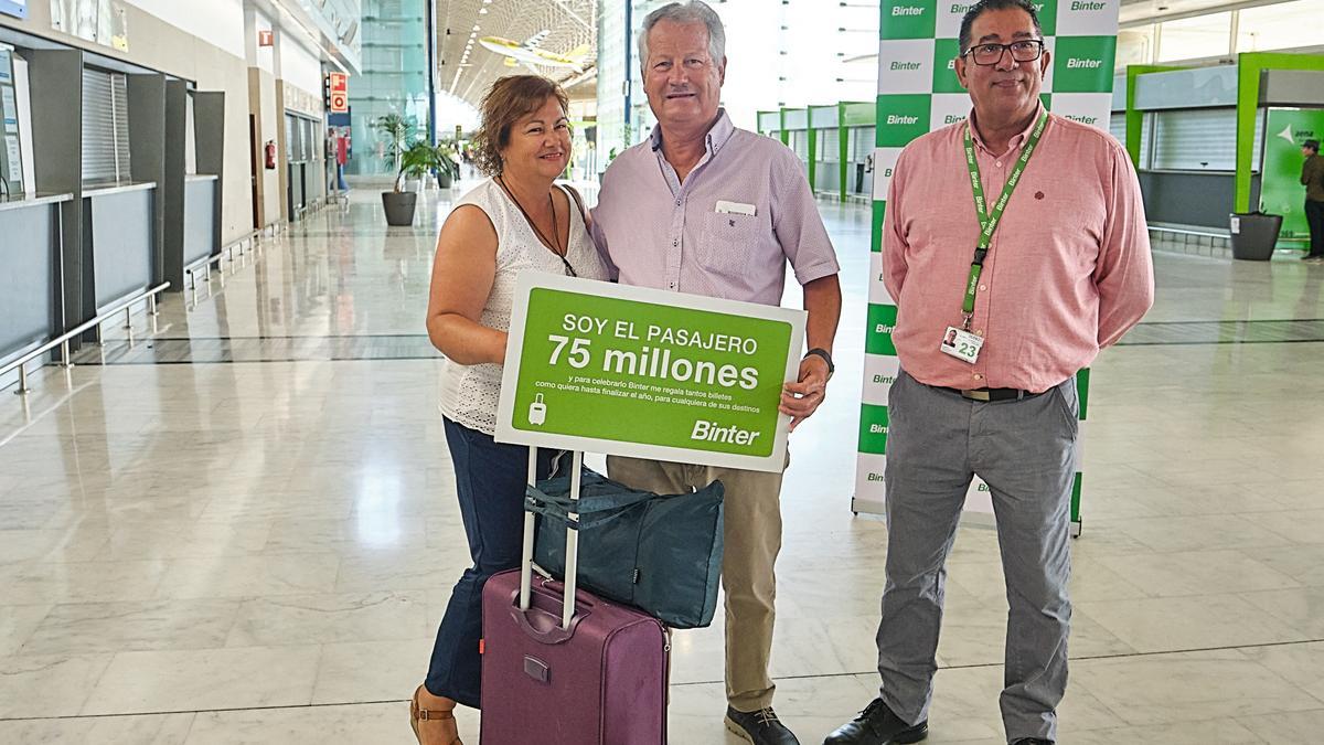 Binter celebra su pasajero número 75 millones en Fuerteventura