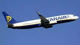 Un pasajero conflictivo obliga a aterrizar de emergencia en Santiago a un vuelo entre Liverpool y Tenerife