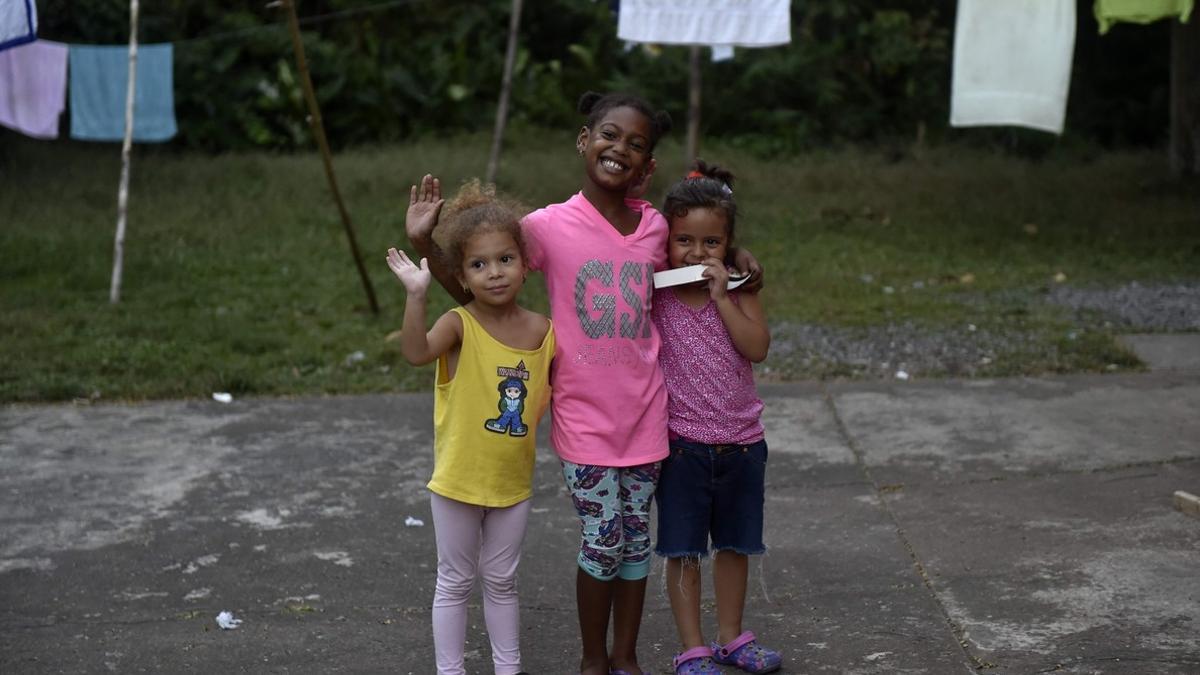 Tres niños cubanos esperan en un refugio de Panamá antes de intentar entrar en EEUU.