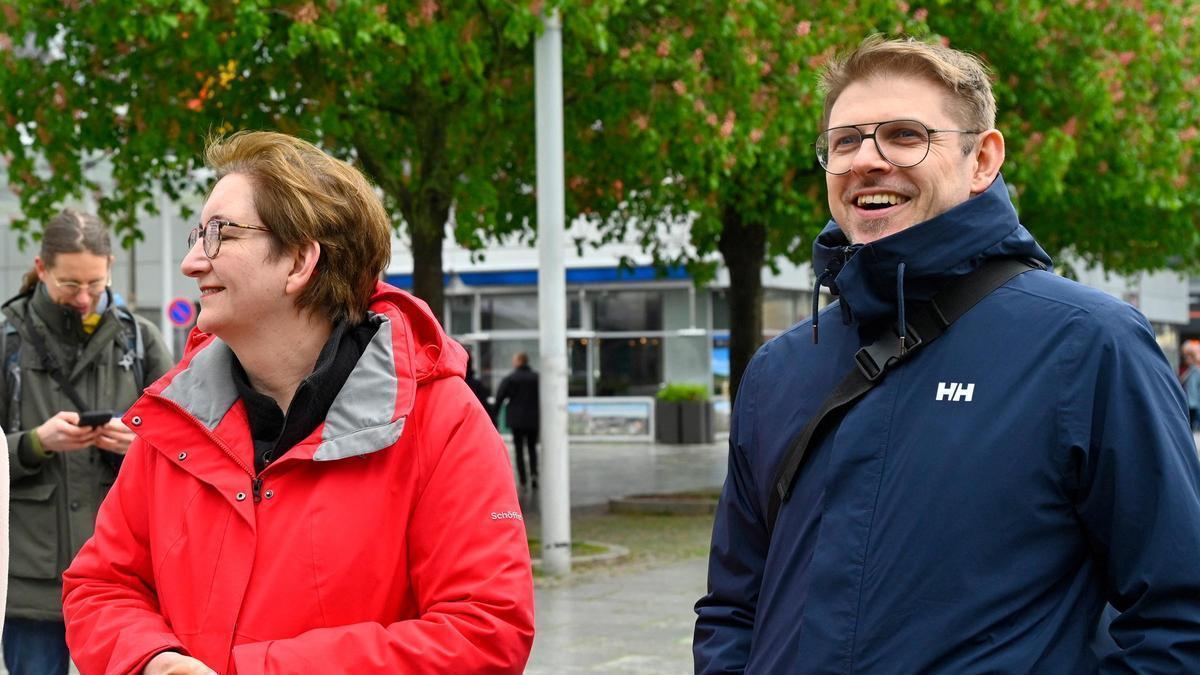 La ministra alemana de Vivienda, Klara Geywitz, y el eurodiputado Matthias Ecke caminan en Dresde, Alemania.
