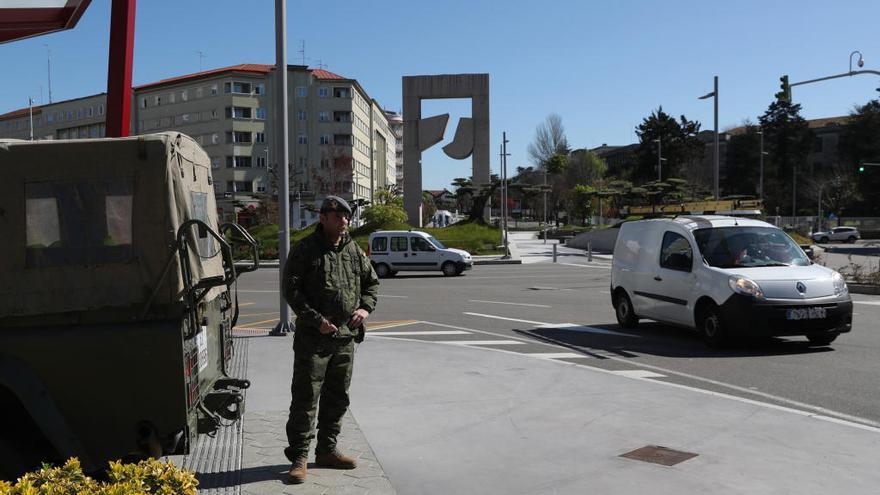 Un militar, ayer, en la zona en la que ocurrió el suceso // Marta G. Brea