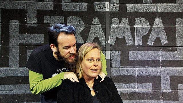 Profischauspieler Pere Pau Sancho und Theaterschülerin Ines Hupfeld improvisieren für die MZ.