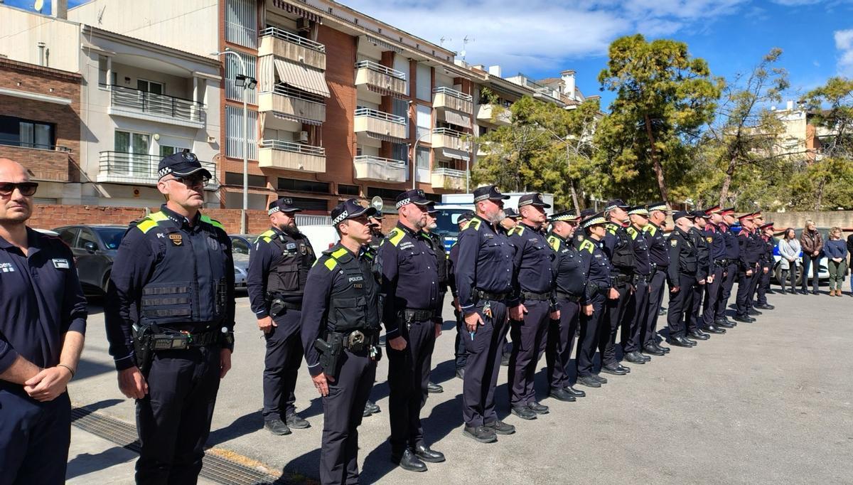 Minuto de silencio en la prefectura de la Policia Local de Vilanova i la Geltrú en recuerdo del inspector jefe del cuerpo, fallecido este martes