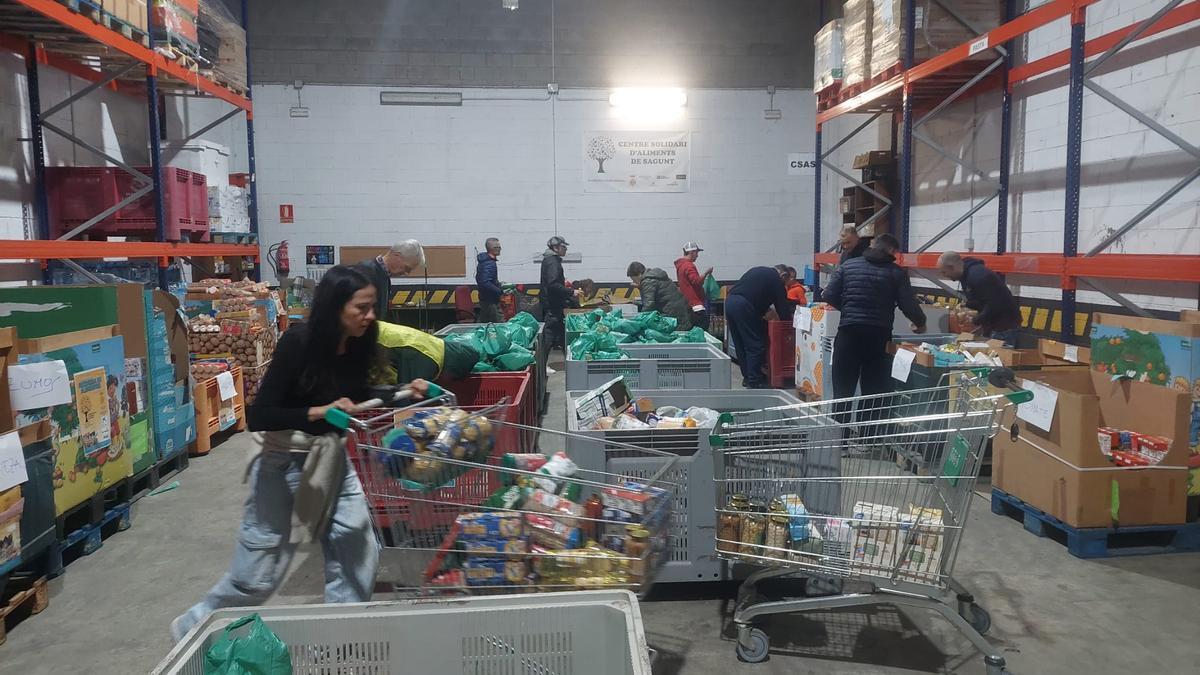 Personas en el Centro de Alimentos de Sagunt.