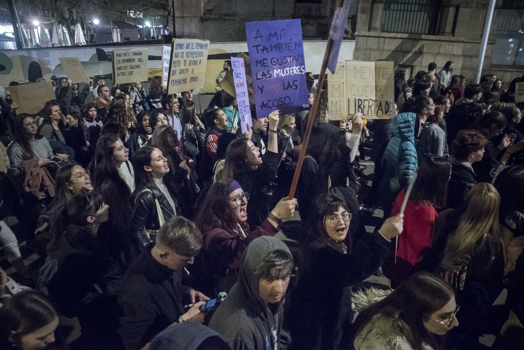 Manresa condemna la violència masclista en la manifestació del 8M