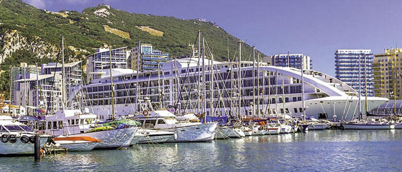 El barco hotel Sunborn, un yate de lujo de 142 metros, se instaló en el puerto de Gibraltar