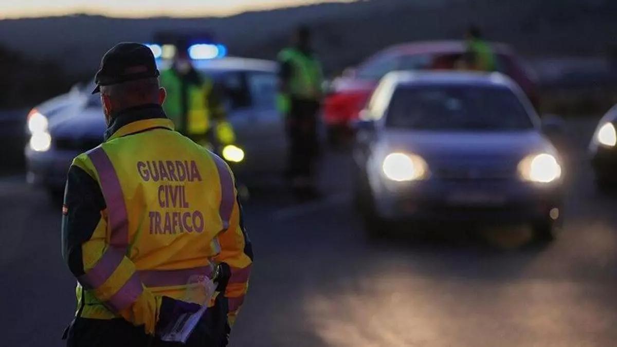 Multado con 200 euros pese a llevar la baliza V16 en la guantera, pero no tener la espuma obligatoria escondida en el maletero: la Guardia Civil extrema la vigilancia estas semanas