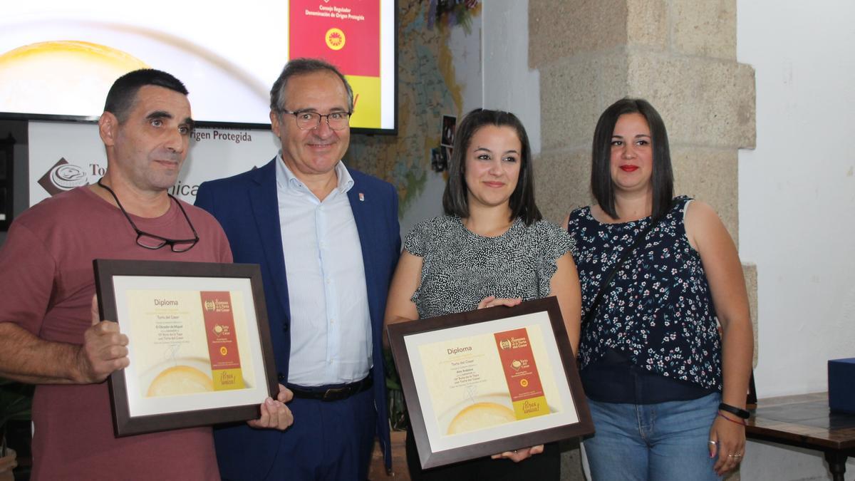 Los gerentes de El Obrador de Miguel y Aire Andaluz, con el alcalde de Casar de Cáceres, Rafael Pacheco.