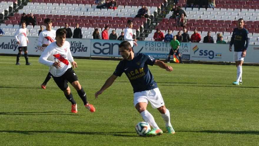 Nono, jugador del UCAM Murcia, ayer en una acción durante el partido.