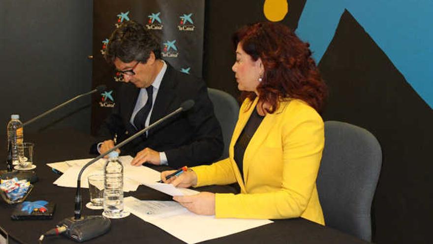 Andrés Orozco y Beatriz Barrera, ayer durante la firma del convenio.