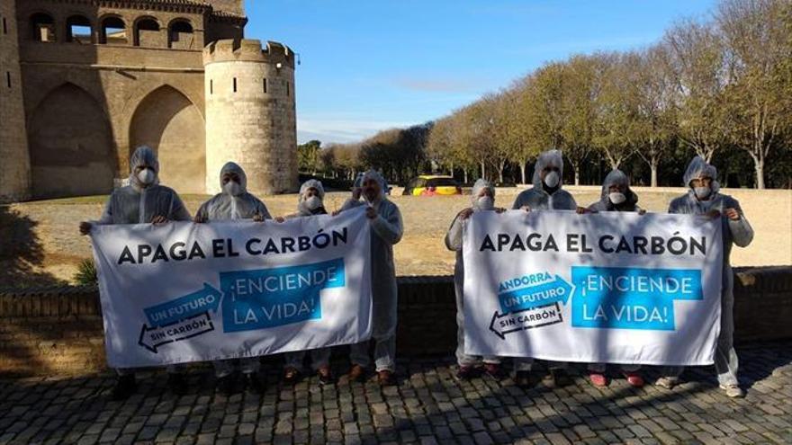 Los ecologistas pasean su rechazo al combustible fósil por Zaragoza