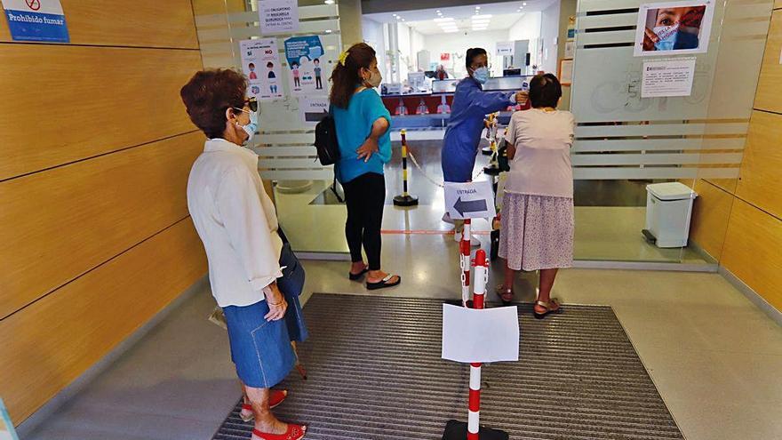 Colas de pacientes a las puertas de los centros de salud durante la pandemia.