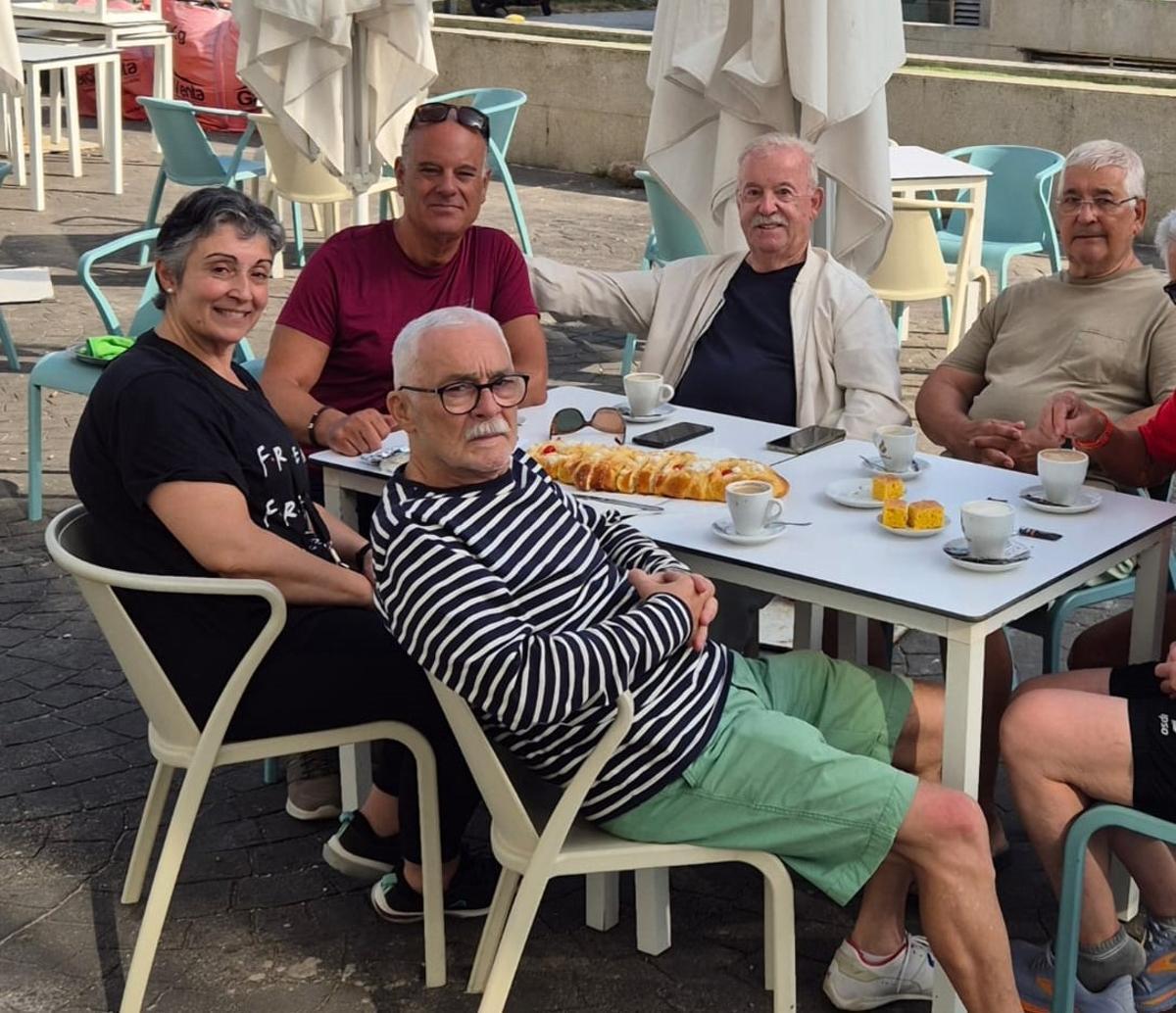 Los amigos 'samileros' en su desayuno de las 10.00 horas.