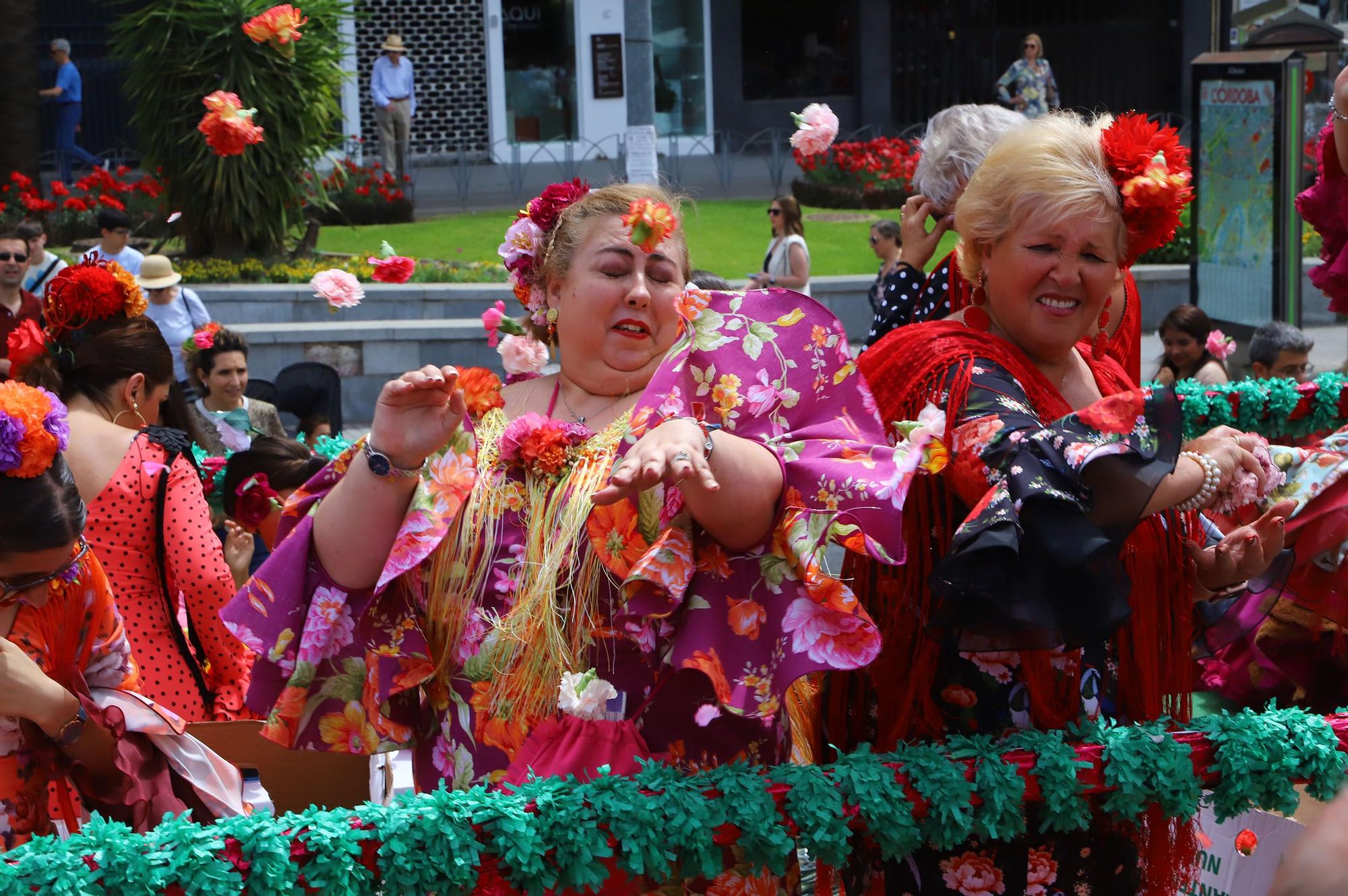 La Batalla de las Flores abre el Mayo festivo en Córdoba con 90.000 claveles