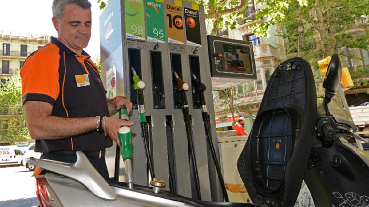 Repostaje de una motocicleta en una gasolinera de Barcelona.