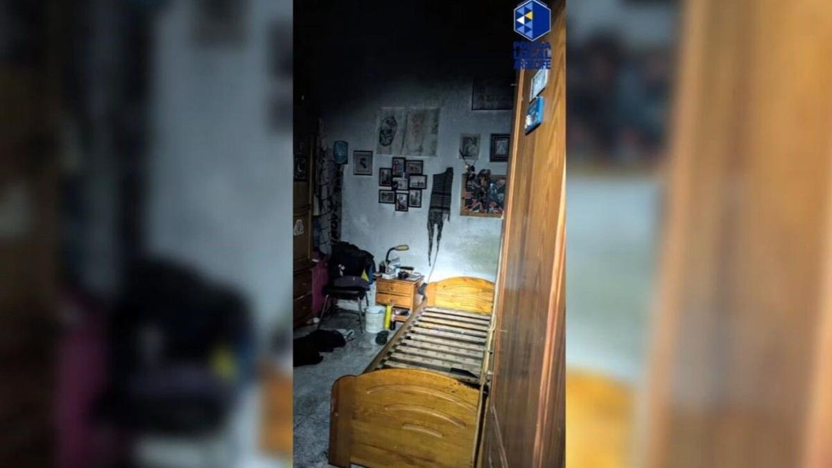 Estado en el que quedó un dormitorio de la vivienda que quemó un hombre en Arrecife con su madre dentro