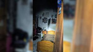 Estado en el que quedó un dormitorio de la vivienda que quemó un hombre en Arrecife con su madre dentro