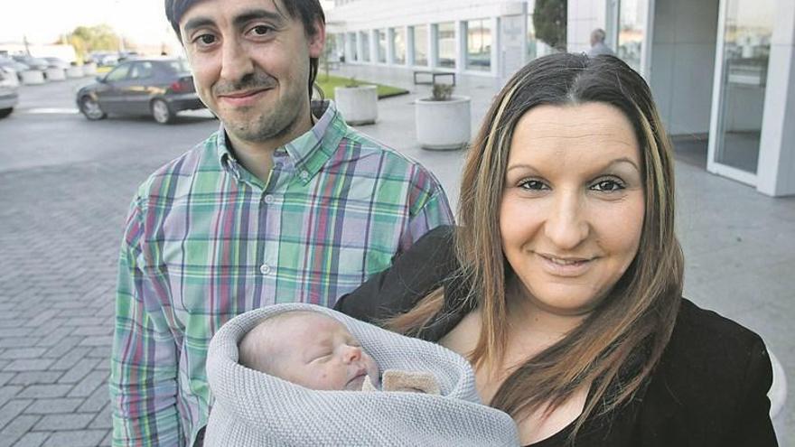 Jonathan Ríos y Raquel Gándara, ayer, ante el Hospital Universitario San Agustín, con el pequeño Jonathan.