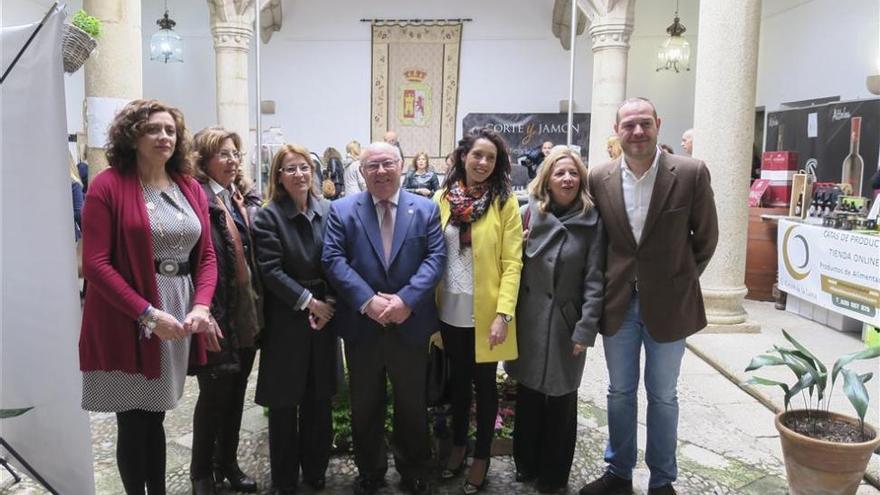 El Rotary de Cáceres inaugura la cuarta edición del rastrillo solidario
