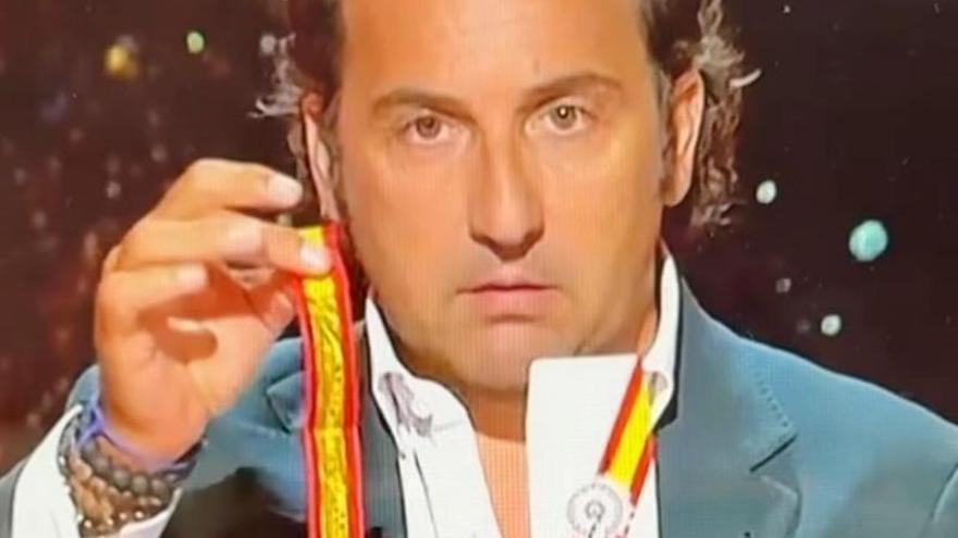 Iker Jiménez recibe un obsequio de Zaragoza y Jorge Azcón lo celebra: "¡Viva la Virgen del Pilar y viva España!"