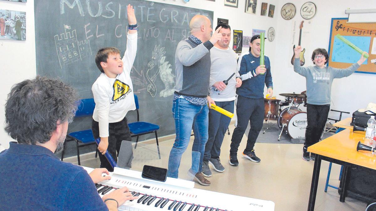 Sesión del Taller de Creatividad del proyecto ‘Musintégrate’, en el Conservatorio Profesional de Música de Lucena.