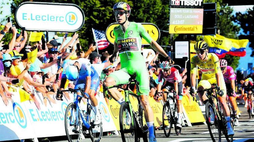 Van Aert celebra su triunfo por delante de Pogacar. // Reuters