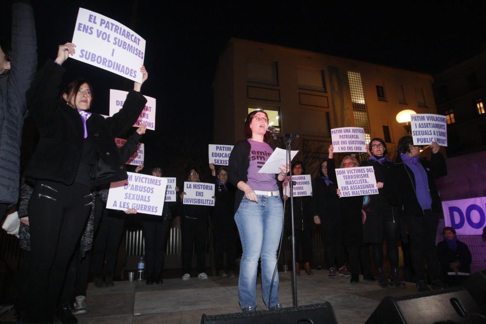 Multitudinària manifestació feminista a Girona