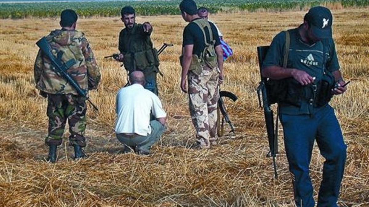 Milicianos de Hizbulá inspeccionan el terreno en el oeste del Líbano.