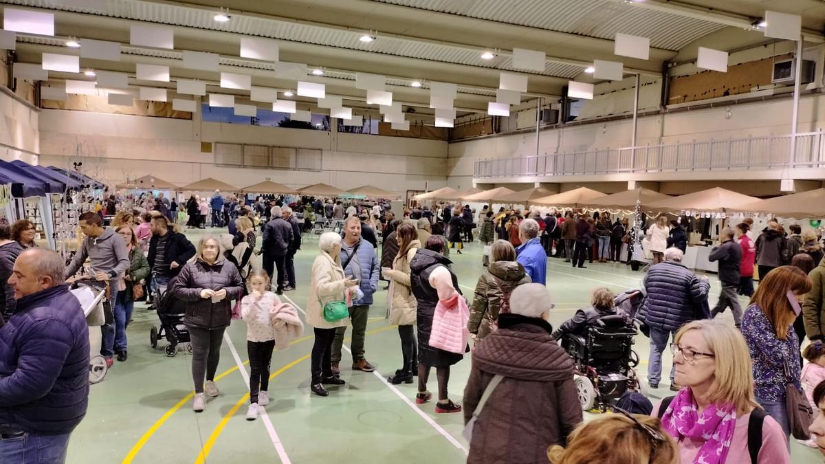 El Mercadillo Anual del comercio de Calatorao registra una gran afluencia en su primera jornada.