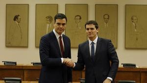 Pedro Sánchez y Albert Rivera, en la firma del acuerdo en el Congreso.