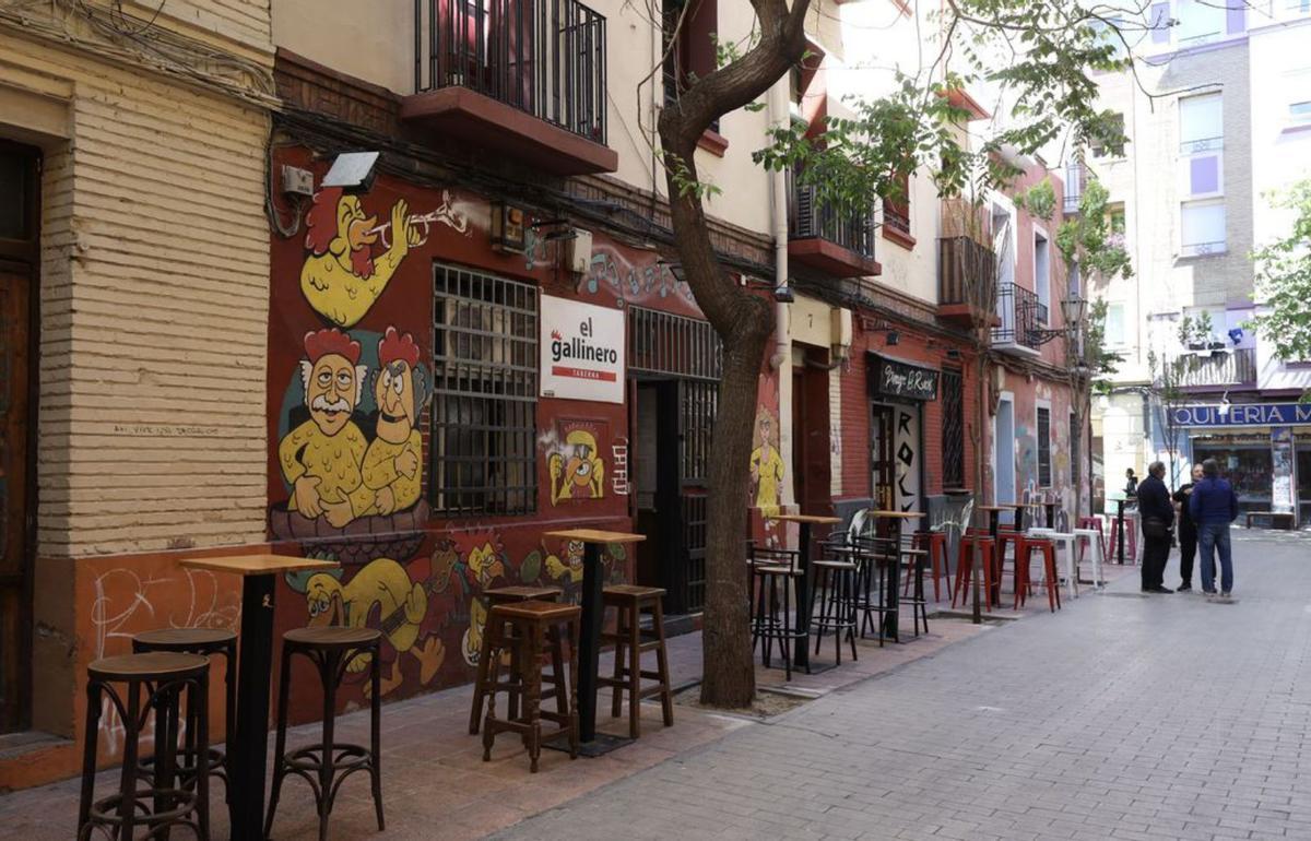 Bares en la calle Cortesías, con la tienda Quiteria Martín, al fondo. | LAURA TRIVES
