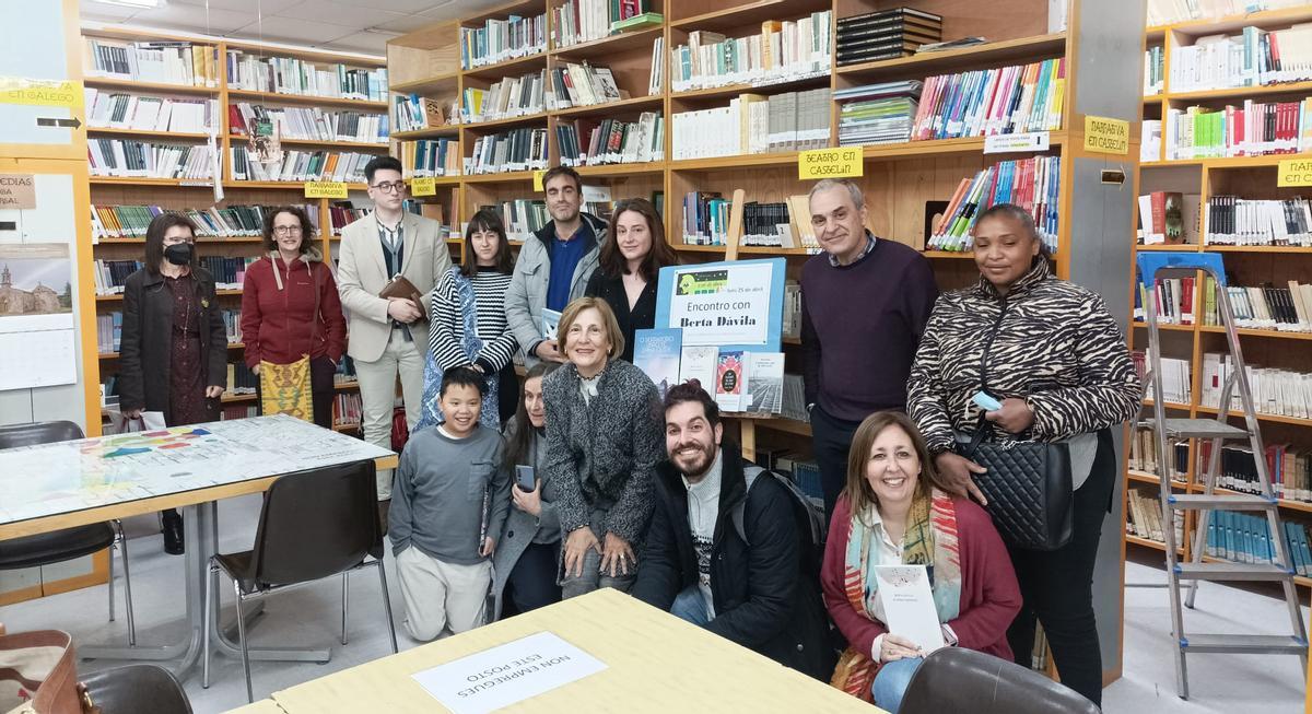 Integrantes del club de lectura de adultos del IES Castelao en su encuentro con Berta Dávila.
