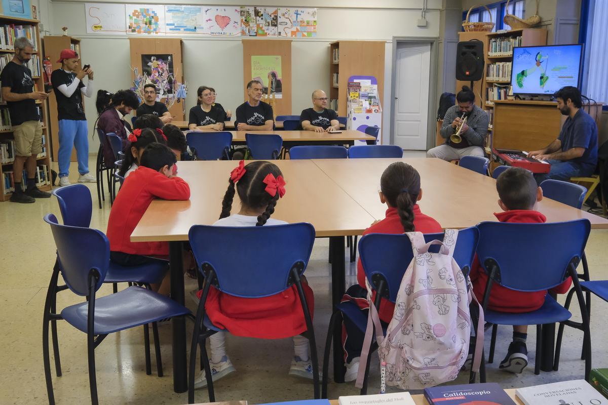 Alumnos y alumnas en la Biblioteca de San Juan.