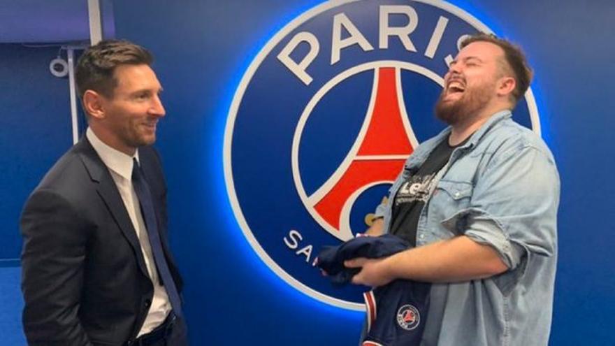 Leo Messi e Ibai Llanos en las instalaciones del PSG.