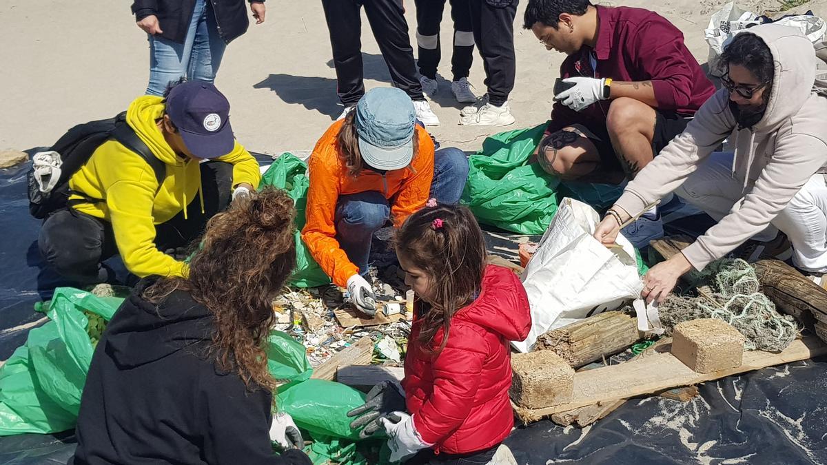 Voluntarios de Mar de Fábula seleccionado o lixo recollido na praia de Barrañán