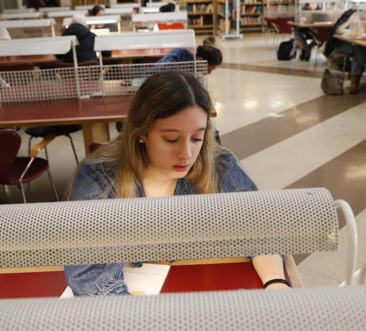 Alicia Fernández preparándose para estudiar en la biblioteca. | MARA VILLAMUZA