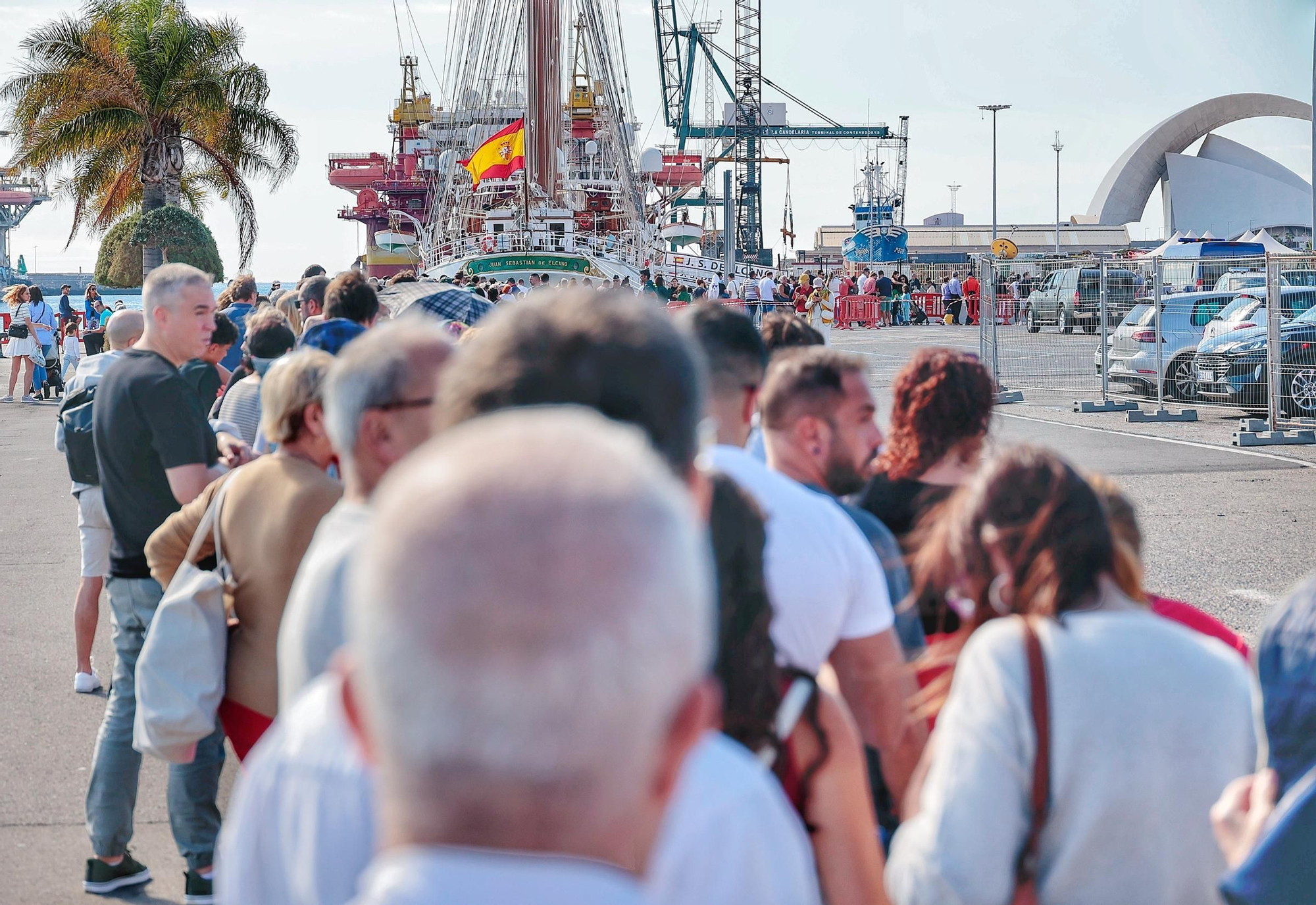 Queues outside the Juan Sebatián Elcano, the ship on which Princess Leonor was trained