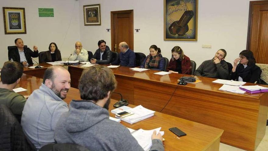 Parte de la corporación cruceña, durante el pleno de ayer. // Bernabé/Javier Lalín