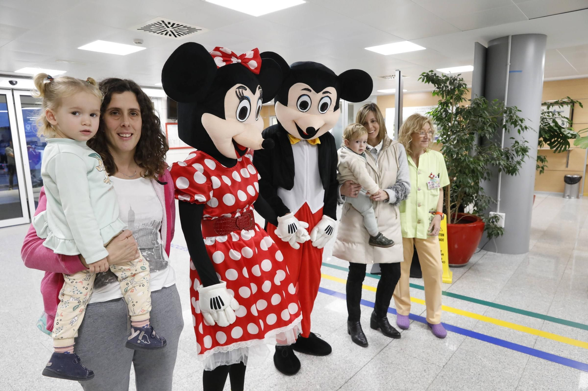 Así fue la visita de Mickey y Minnie Mouse al Hospital de Cabueñes (en imágenes)