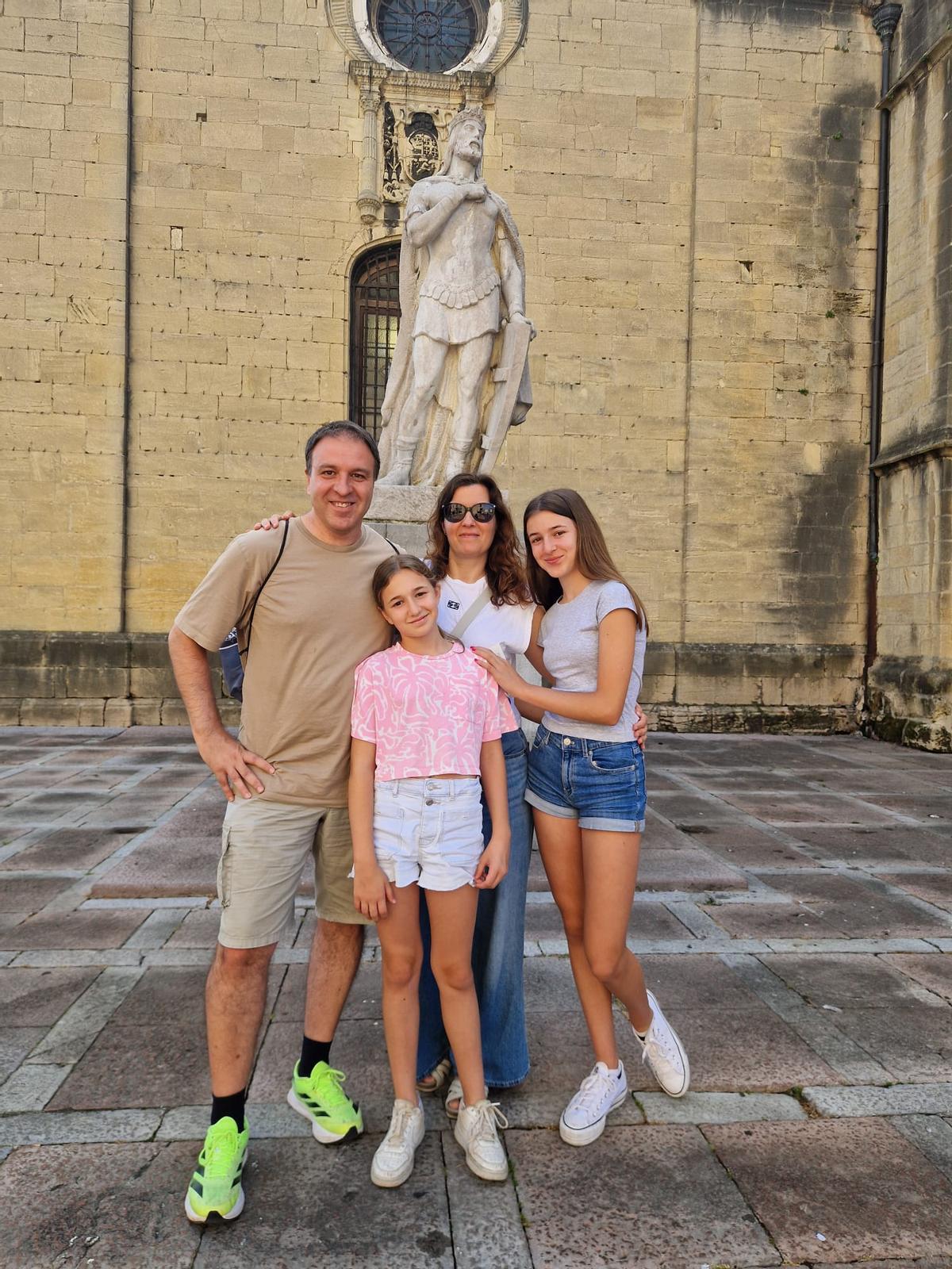 Por la izquierda, los barceloneses Feliu Ruiz, Bruna Ruiz, Montse Sañé y Arlet Ruiz junto a la estatua de Alfonso II.