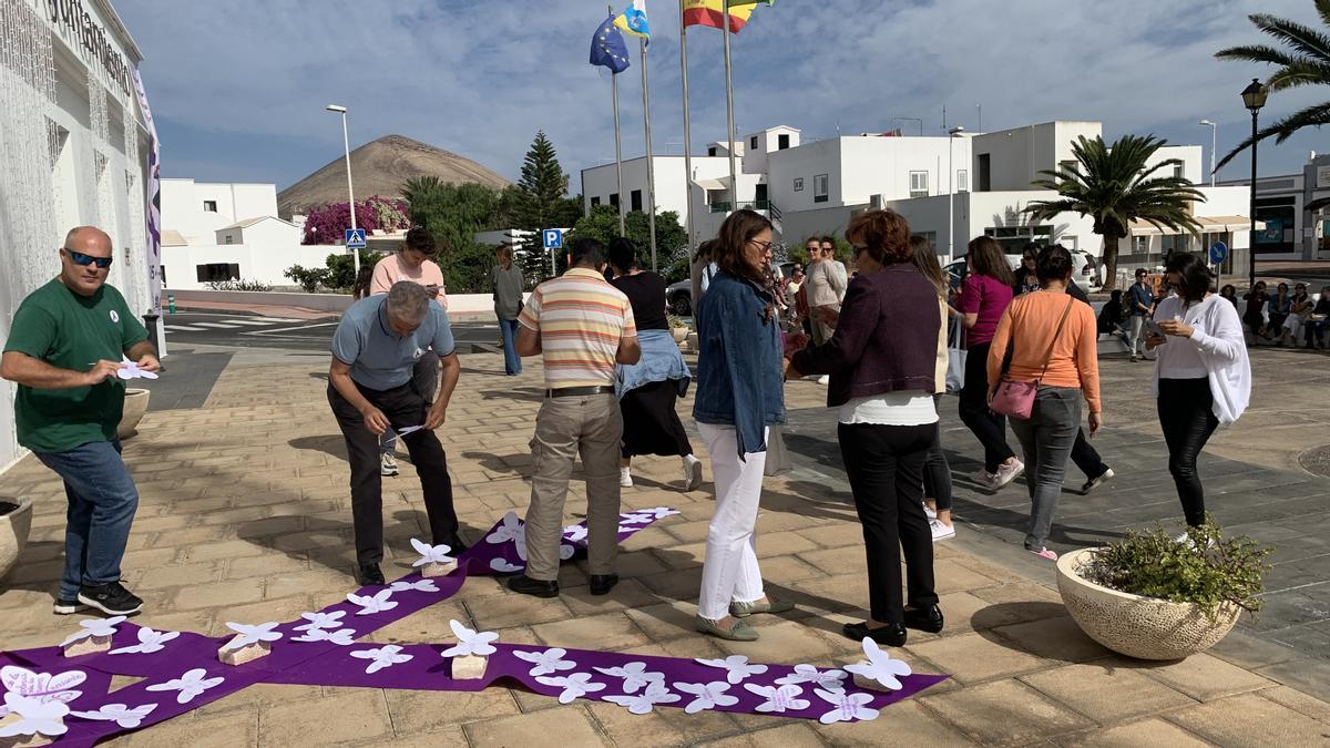 Lazo violeta junto al Ayuntamiento de Tías por el 25N.