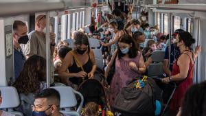 Viajeros de la R1, en 2021, en los tiempos de mascarilla obligatoria en el transporte público