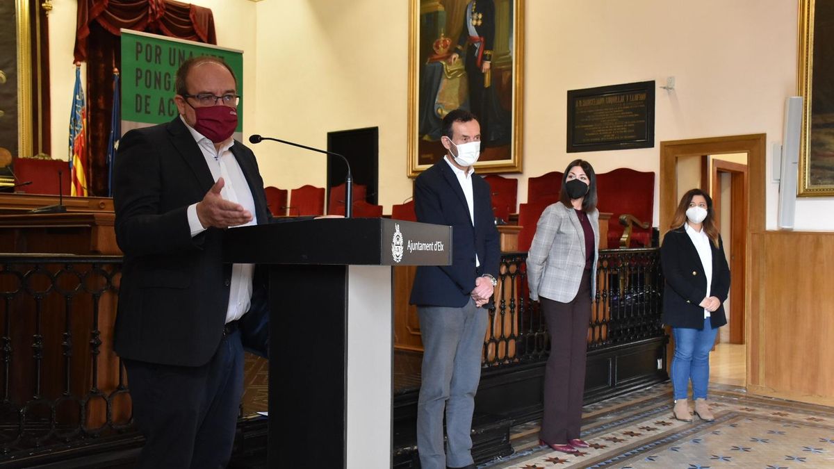 The president of the province of the AECC, Fermín Crespo, in today's ceremony at the Elche City Hall, together with the mayor, Carlos González The president of the province of the AECC, Fermín Crespo, in today's ceremony at the Elche City Hall, together with the mayor, Carlos González