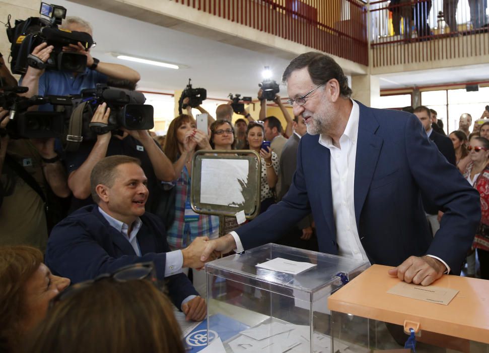 RAJOY VOTANDO