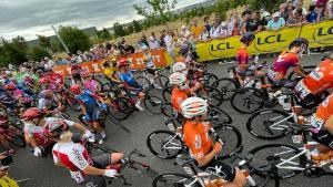 Las ciclistas, en la salida de la segunda etapa.