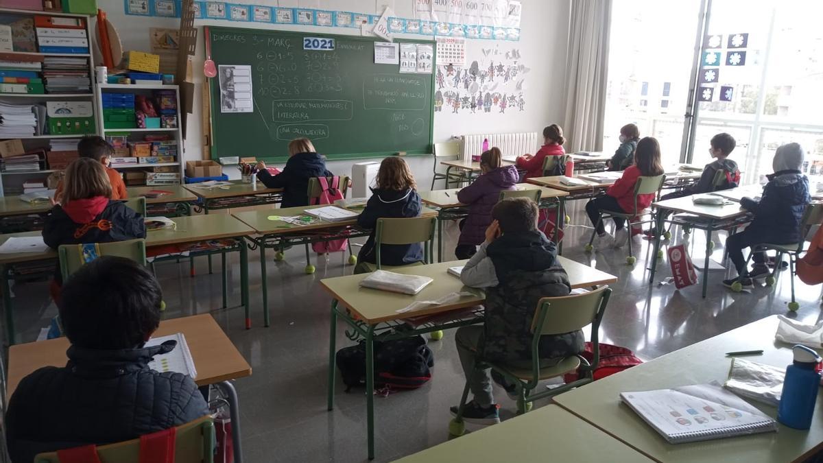 Alumnos de Cas Capiscol, con los abrigos puestos en clase.