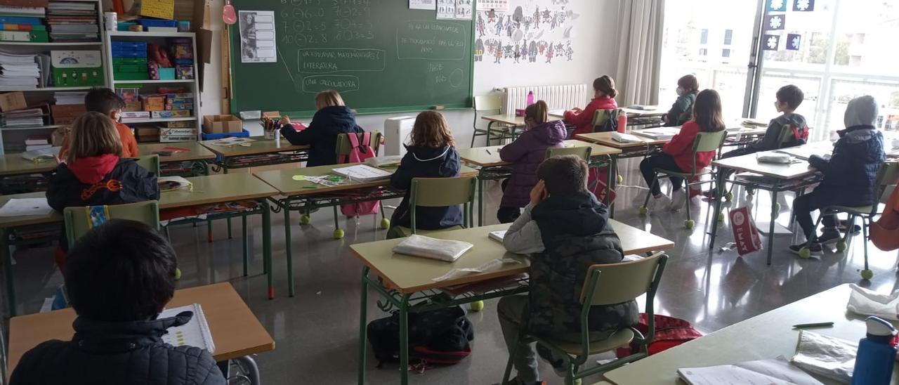 Alumnos de Cas Capiscol, con los abrigos puestos en clase.