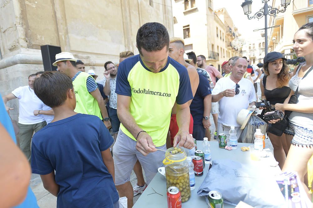 El concurso de lanzamiento de hueso en Elche